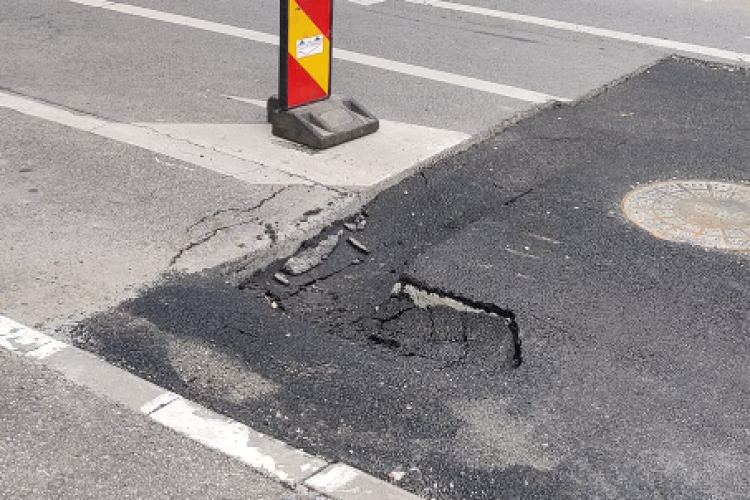 ,,A ținut lucrarea doreilor fix o săptămână” - Asfaltul de pe o stradă din Cluj-Napoca s-a surpat, deși zona fusese ,,reparată” recent - FOTO 