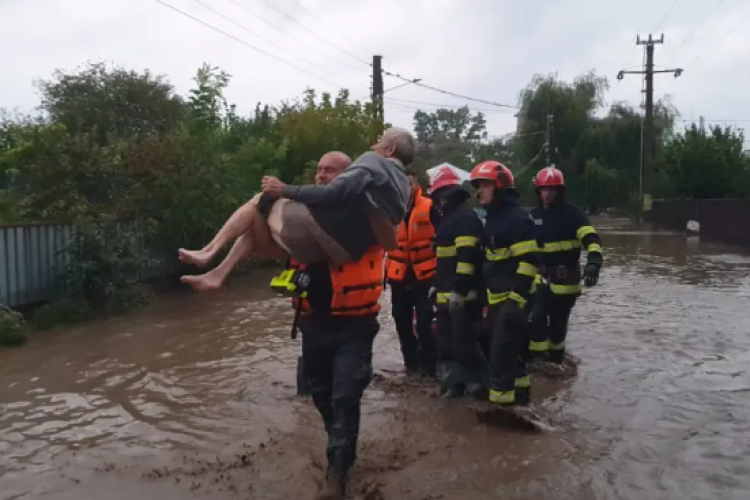 Furtunile au făcut prăpăd în România! Zeci de oameni au fost evacuați iar două persoane și-au pierdut viața 