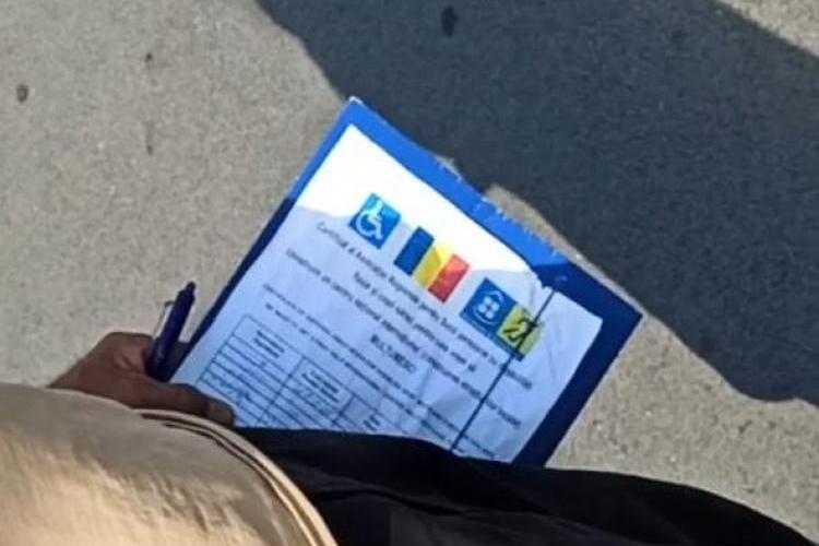 Falșii surdo-muți încă mișună pe străzile din Cluj-Napoca! Mai mulți clujeni i-au depistat în diferite zone ale municipiului: „Este o înșelătorie”