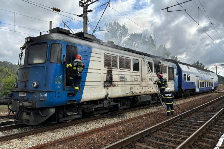 Cluj: Incendiu la locomotiva unui tren de călători! Intervin pompierii cu două autospeciale - VIDEO