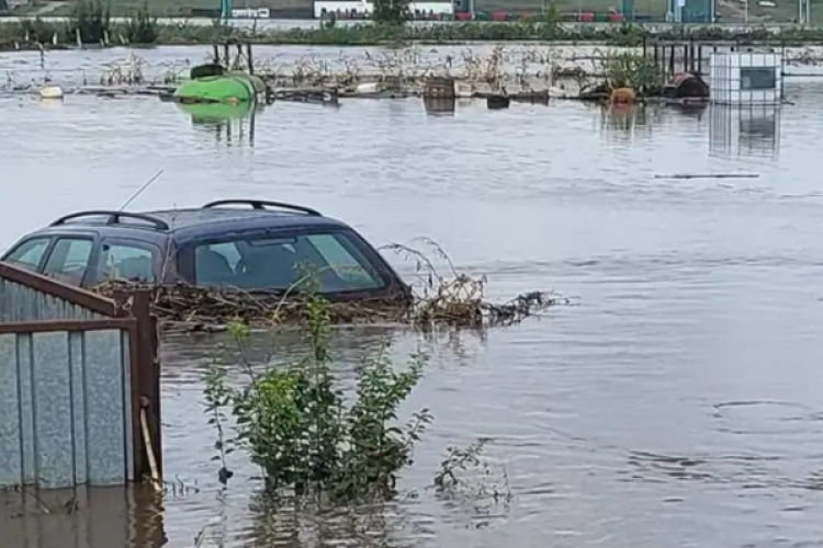  Inundații masive în România! Patru persoane și-au pierdut viața! Pompierii clujeni, chemați să intervină în zonele afectate 