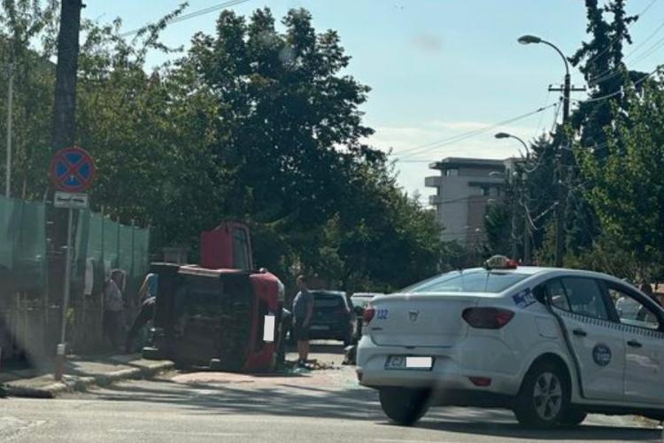 Mașină răsturnată pe strada Take Ionescu din Cluj-Napoca! Un bărbat și o femeie, consultați de medici