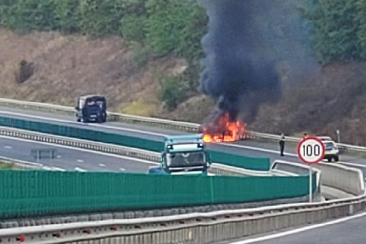 Cluj: O mașină a ars ca o torță pe Autostrada Transilvania! Traficul a fost restricționat - FOTO 