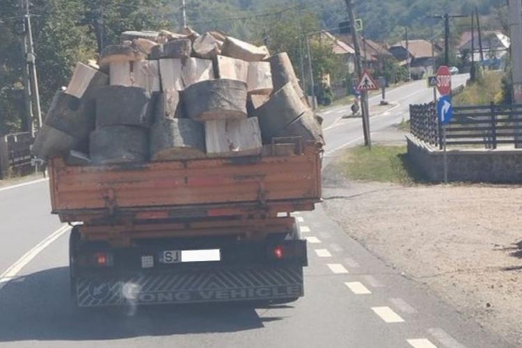 Amendă uriașă pentru un sălăjean care transporta bușteni neasigurați pe drumurile din Cluj. A fost sancționat o dată dar a comis-o din nou! 