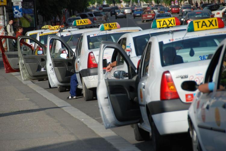 Lăcomia a făcut mai mulți taximetriști din Cluj să cadă în plasa unui țepar! Și-au schimbat banii primiți de la clienți în bancnote euro contrafăcute