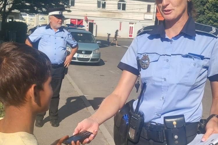 Cluj: Un elev de clasa a IV-a a făcut un gest remarcabil! A găsit un telefon și l-a predat autorităților: „Mulțumim pentru lecția oferită astăzi”