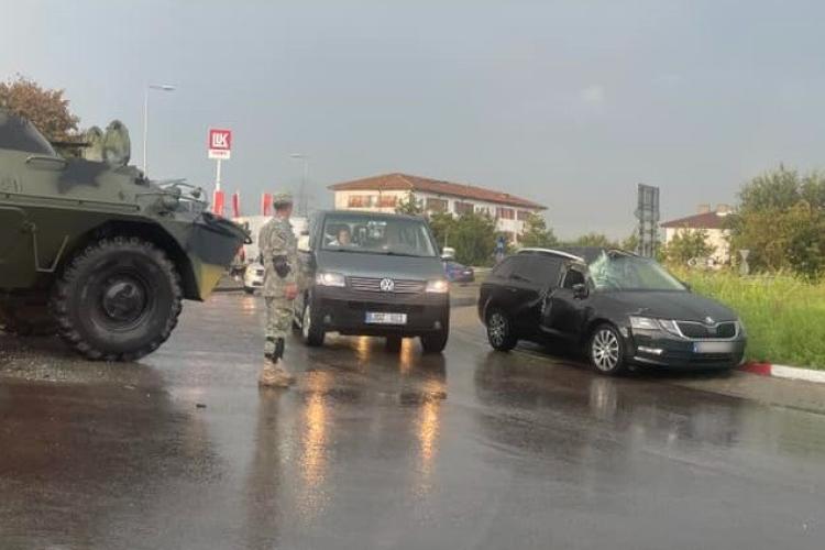 Un transportator blindat a avariat grav o mașină. Șoferul încercase să se strecoare printre coloana militară