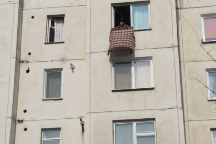 „Întindeam haine în balcon când am văzut covorul. Am țipat” - Bărbat din Cluj, terorizat de vecinul care-și scutură covoarele pe geam