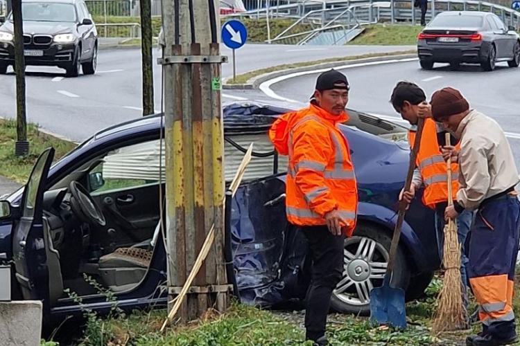 Accident pe strada Frunzișului din Cluj-Napoca. A derapat și s-a izbit puternic de un stalp