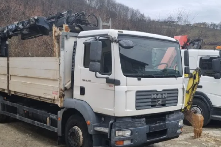 ,,Se zguduie toată casa când trec mașinile”- Clujean, disperat de camioanele care transportă materiale de construcții prin cartier