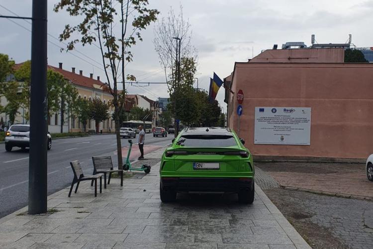 „Au făcut ăștia trotuar în locul lui de parcare”/ Nesimțirea nu are limite la Cluj! Un șofer și-a parcat Lamborghini-ul pe trotuar