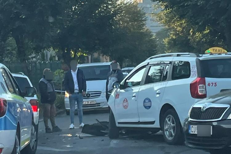 Cluj: Taximetrist implicat într-un accident rutier. Partea din față a mașinii a fost făcută praf