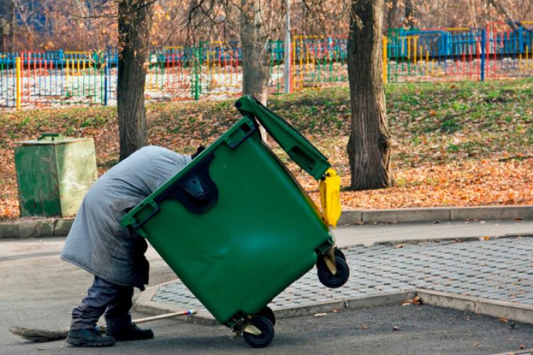 „Căutătorii de comori” din Cluj lovesc din nou! Scormonesc prin gunoaie după PET-uri și lasă deșeurile pe străzi: „E o rușine. Parcările sunt mizerabile”