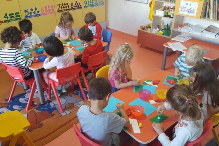 Copiii de la o grădiniță din Cluj, ținuți în bănci pentru că spațiul de joacă e în renovare: „Educatoarele sunt obligate să ne țină copiii în clase”