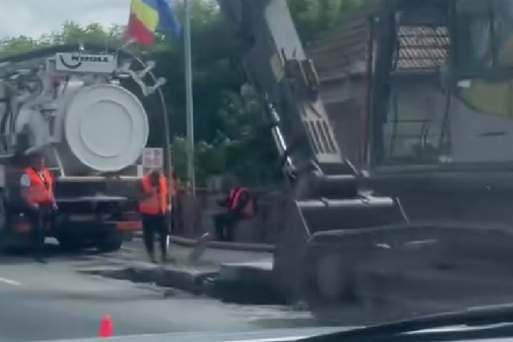 Avarie la canalizarea din Florești. Se circulă pe o singură bandă: ,,Nu înțeleg de câte ori să se mai spargă până să o repare calumea” - FOTO