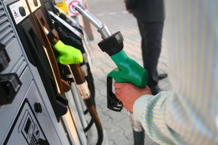 S-a ieftinit ușor benzina! Vezi care sunt prețurile carburanţilor astăzi, 17 septembrie 2024