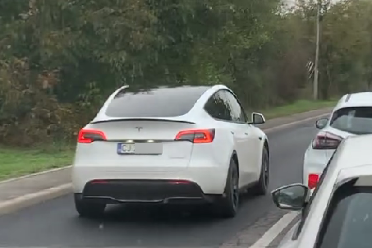 Statul în coloană este facultativ la Cluj! O Tesla a fost filmată în timp ce depășește, pe linie continuă, mai multe autoturisme - VIDEO