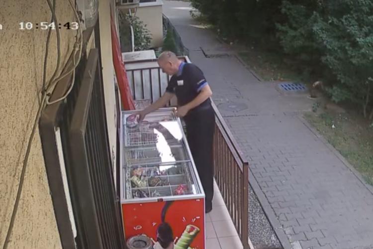 VIDEO. Așa se fac „cumpărăturile” la Cluj. Un bărbat a furat înghețată de la un magazin de mai multe ori/Motivează prin faptul că ar fi „supărat”