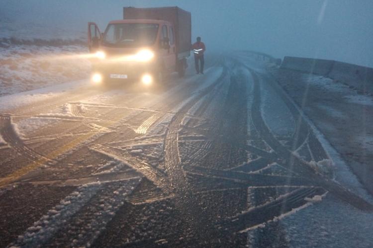 VIDEO. A venit iarna pe Transalpina! S-a depus deja un strat de zăpadă de câțiva centimetri