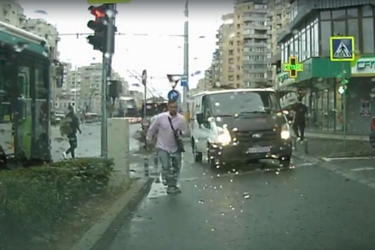 VIDEO. Un curier din Cluj era să ia pe capotă un pieton, după ce a trecut pe roșu și a intrat pe interzis