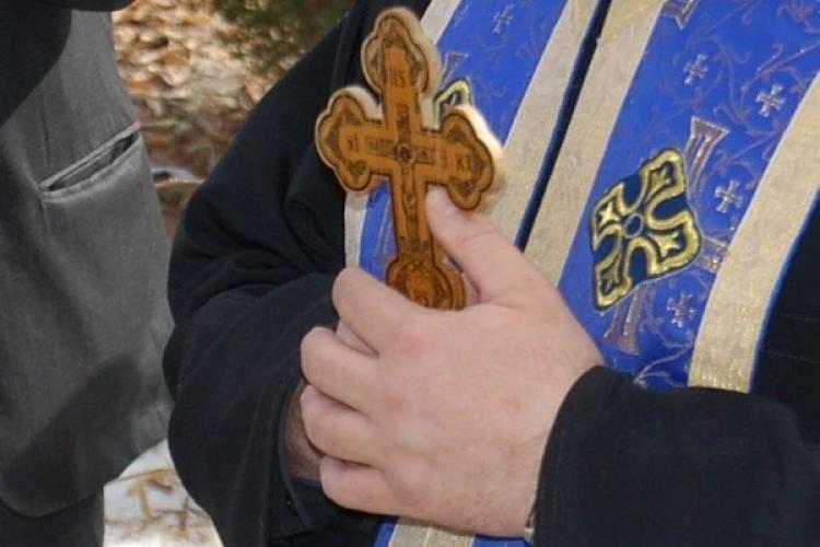 Un preot din Ardeal, înșelat de soție, a fost suspendat din funcție după ce a divorțat. Cere lămuriri de la Episcopie