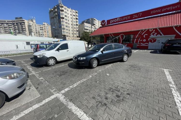 Parcare á la Cluj în fața unui supermarket din Mărăști. Un clujean și-a lăsat mașina pe două locuri de parcare și pe căile de acces