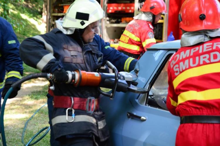 Accident grav în Alba! O persoană a rămas încarcerată, după ce o mașină a lovit un cap de pod 