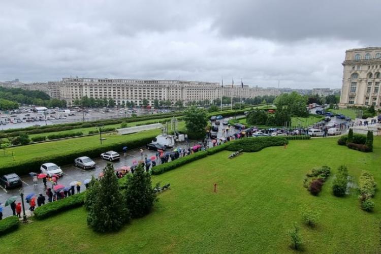 VIDEO Incendiu la o sală din Palatul Parlamentului. Pompierii intervin pentru stingerea flăcărilor 