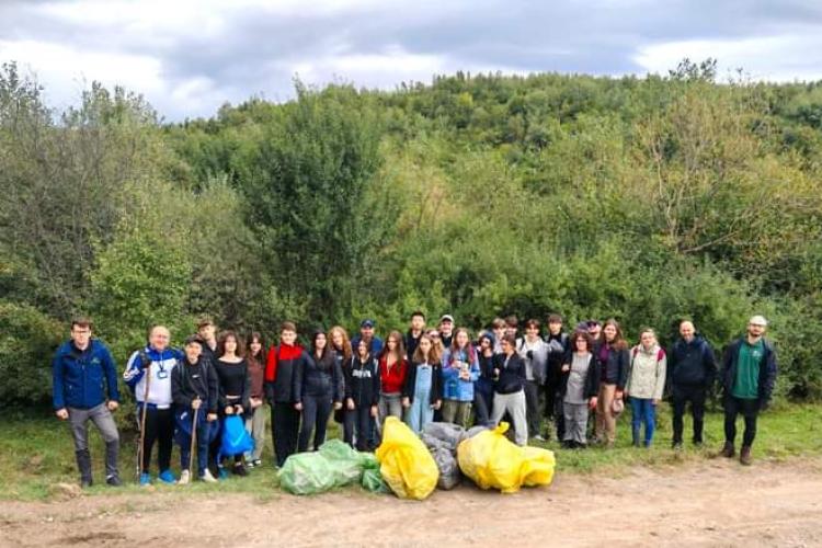 Elevii de la o școală din Cluj au strâns deșeurile de pe Via Transilvanica: ,,Respectul pentru natură și pentru un viitor mai bun” - FOTO