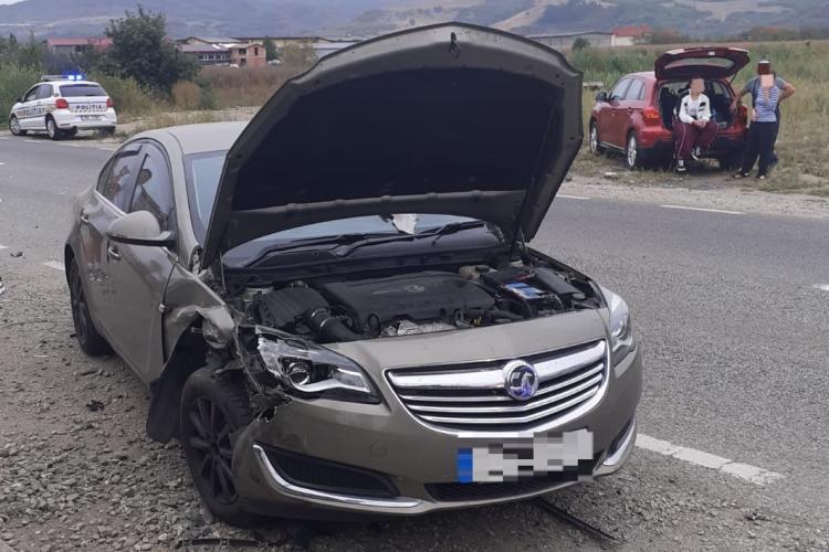 Cluj: O tânără a ajuns la spital după un accident rutier. Trei autoturisme au fost implicate