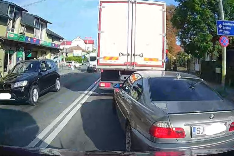 Un sălăjean cu BMW, la un pas să provoace un accident pe o stradă din Cluj, după o manevră neinspirată:  ,,Câți idioti de genu' sunt în trafic” - VIDEO 