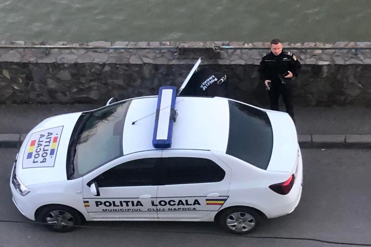 Clujenii care își duc copiii la școală cu mașina, supărați că Poliția Locală îi amendează dacă parchează ilegal: „Fac abuz de funcție. E penibil ce fac”