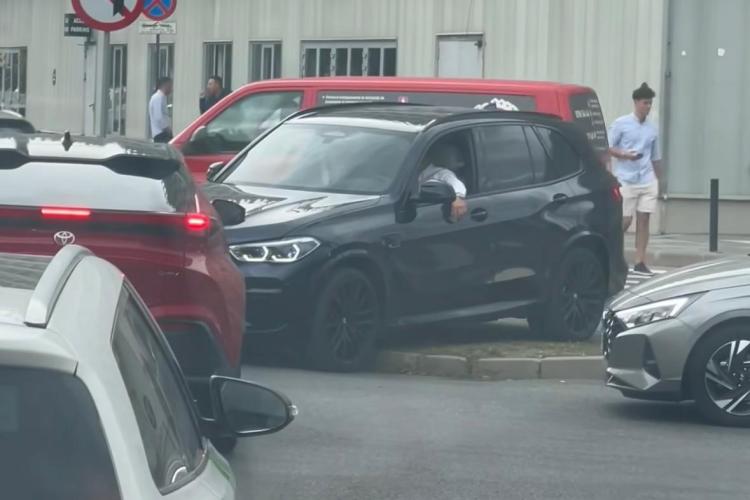 VIDEO: Un șofer cu BMW n-a mai ținut cont de regulile de circulație și a luat-o ,,pe scurtătură”. A trecut peste bordură: ,,Clujul plin de cocalari