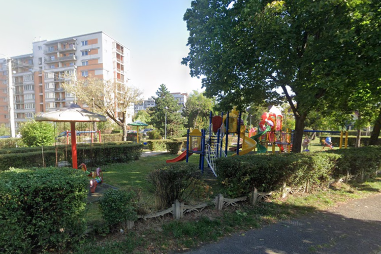  Parcul Fraternității din Cluj se degradează pe zi ce trece: „Ies bucăți de fier beton din gard, pavajul e spart, leagănele sunt montate greșit”