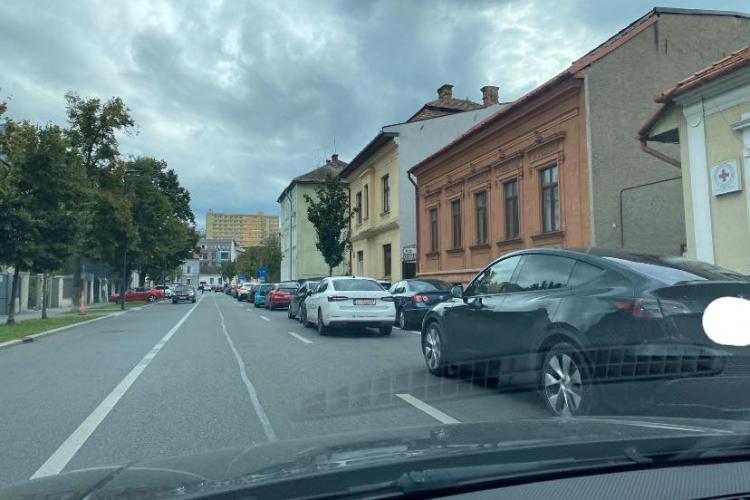 Cluj: Trafic infernal pe strada George Coșbuc! Părinții care își iau copiii de la școală au blocat o bandă de circulație