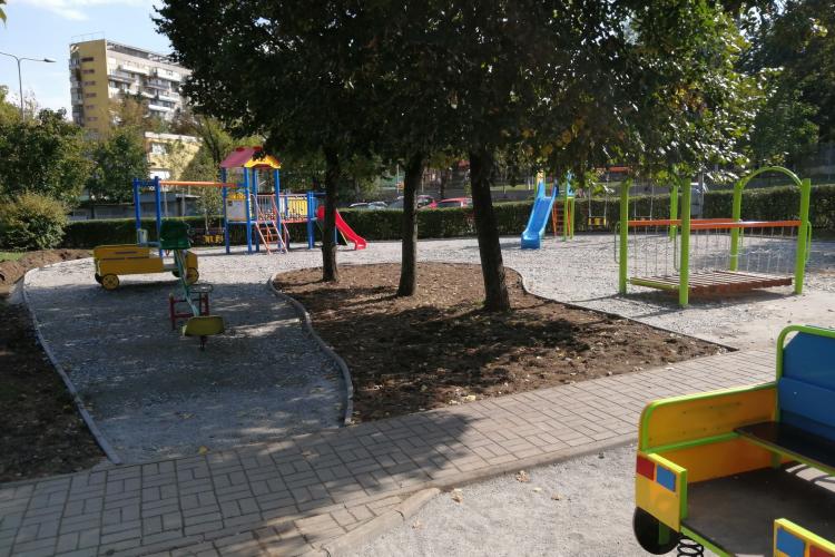 Cum reabilitează administrația locală un parc pentru copii în Cluj. „Rețeta” e simplă: „Iarba e murdară, periculoasă pentru copii și... prea verde!”