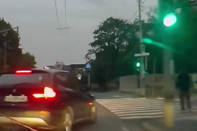 VIDEO Un șofer de BMW din Alba era pe aproape să provoace un accident pe trecerea de pietoni: ,,Cei mai buni șoferi”