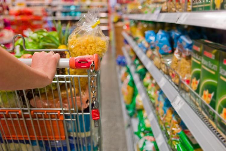 FOTO. Carne în putrefacție și cu puroi, vândută de un supermarket cunoscut, în Ardeal. O localnică a rămas fără cuvinte/Amendă de 170.000 de lei