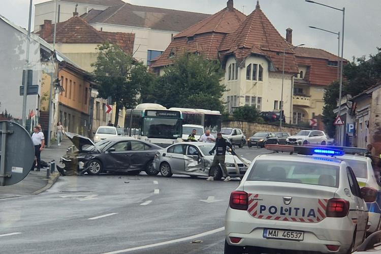 Cluj: Accident rutier pe Calea Turzii. Trei autoturisme și un scuter au fost implicate/Două persoane sunt consultate de medici FOTO-VIDEO