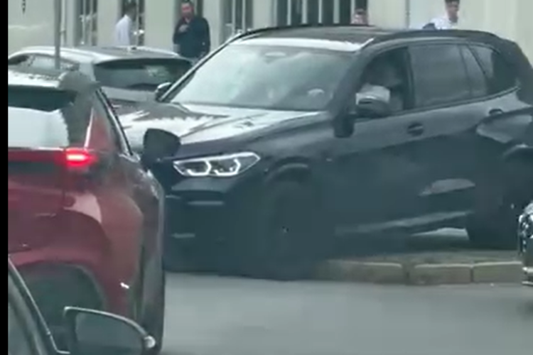 VIDEO Tupeu de șofer cu BMW, cu număr de București: Forțează ieșirea pe interzis din parcarea Sălii Polivalente din Cluj, cu riscul de a lovi alte mașini