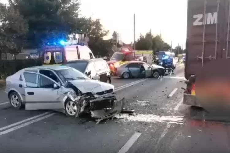 VIDEO Cum s-a produs accidentul de pe strada Corneliu Coposu, Cluj: Tânăr 24 de ani a provocat accidentul în lanț/ Trei tineri au fost răniți, el a scăpat 