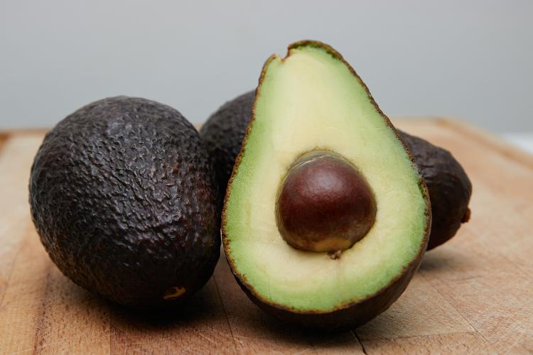 Trucul devenit viral pe TikTok, demontat de specialiști! De ce nu e bine să păstrezi fructele de avocado în apă