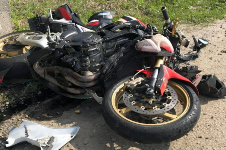 Cluj- Accident grav la Mărtinești! Un motociclist de 25 de ani a pierdut controlul într-o curbă/ Pasagera, o tânără de 20 de ani, a ajuns la spital