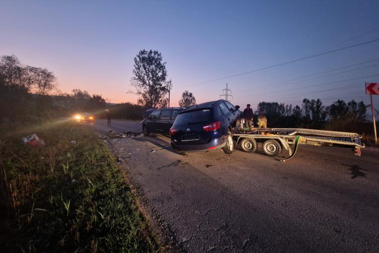  ACCIDENT grav în Dej! Un bărbat a fost transportat de urgență la spital după ce mașina în care se afla a fost făcută praf - FOTO