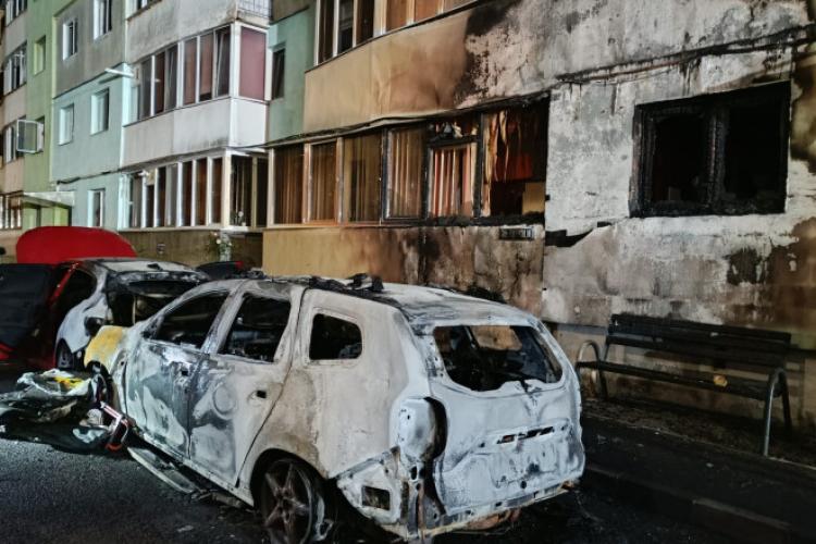 Răzbunare în stil mafiot, în Ardeal! Un necunoscut a incendiat o mașină cu un cocktail Molotov. Focul s-a extins la un bloc dar și la alte autovehicule 