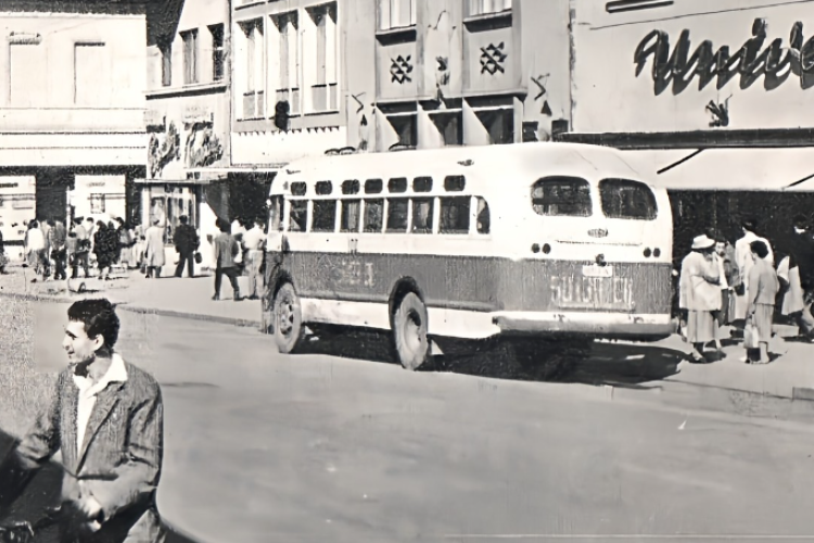 ,,Nicio groapă pe stradă și nicio hârtie pe jos” - O fotografie superbă cu Clujul anilor ’60 ,,în plin trafic” a stârnit nostalgie printre clujeni - FOTO 