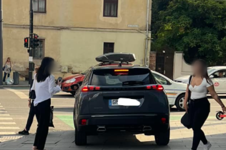 Un șofer a încurcat trotuarul cu strada, la Cluj! A luat-o chiar printre pietoni, pe lângă o mașină de Poliție: ,,Claxoneaza oamenii de pe trotuar”