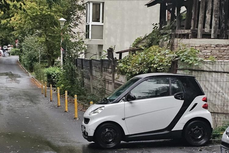 „Orașul smart”, în toată splendoarea! Un șofer și-a parcat mașina în buza unei intersecții din Cluj-Napoca: „Și-a luat carnetul pe pălincă de prune”