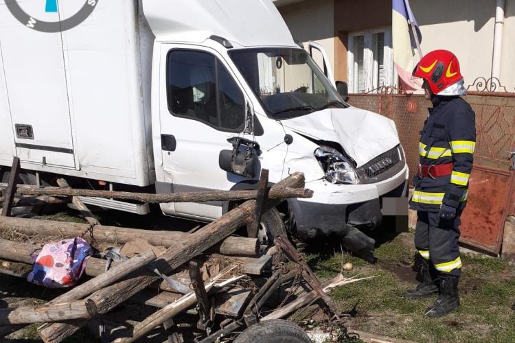 Cluj: Accident în Dăbâca, între o autoutilitară și o căruță! Un bărbat a ajuns la spital 