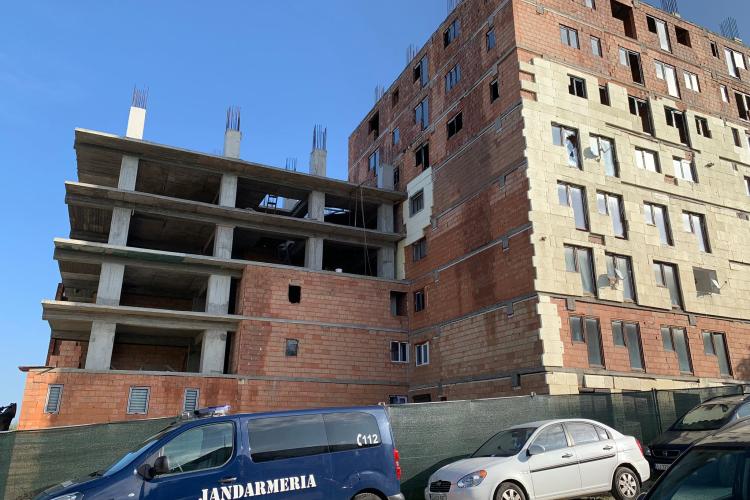 Deșeuri din construcții, abandonate lângă blocul ilegal al lui Traian Onuc pe care Primăria Cluj-Napoca voia să-l demoleze anul trecut